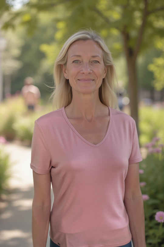 Woman wearing a pink V-neck t-shirt